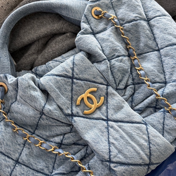 Chanel Washed Denim Bow Bag Zipper Tote Fall Winter 2025/2026 - Picture 13 of 15